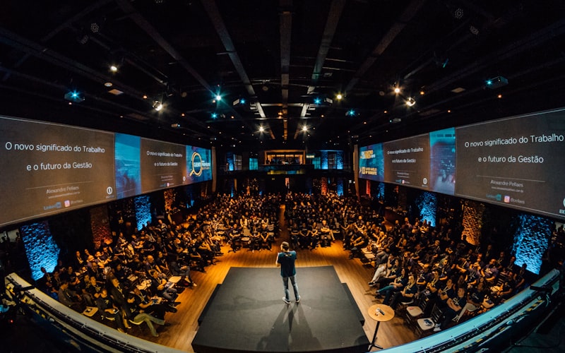 欧洲篮球联赛比赛场景 - 团队配合精妙传球