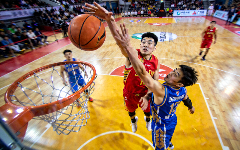 中国男子篮球职业联赛CBA赛场激烈对抗 - 球员篮下争抢篮板球